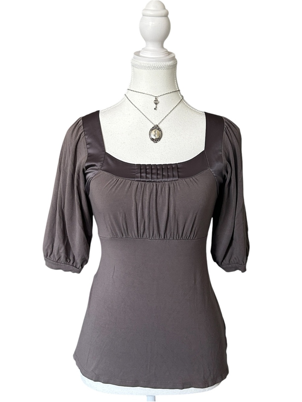 Y2K “RW&Co” Gray/Brown Quarter Sleeve Ruffle Trim Fitted Top